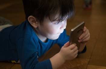 Preschoolers in front of the screen: let's turn it off so they can connect!